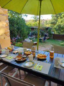 chambre quadruple dans ferme provençale