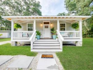 -Relax in a Charming Coastal Cottage- Near beach