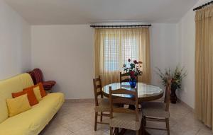 2 Bedroom Lovely Apartment In Okrug Gornji 