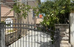 2 Bedroom Lovely Apartment In Okrug Gornji 