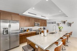 Cascadas Luxury Condo in Pedregal with Jacuzzi