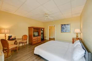 Resort on Marina Everglades Escape on Heated Pool