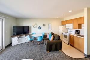 Beachfront Condo - Ground Floor - Ocean Views - Pool & Hot Tub