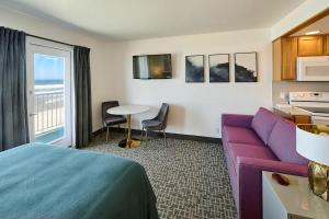 Ground Floor Studio - Easy Beach Access - Pool and Hot Tub