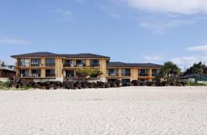 Palm Breeze - Hosted by Burleigh Letting