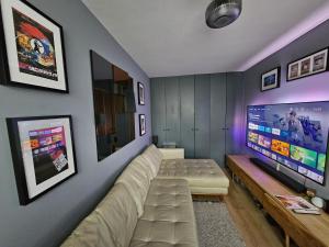 Chic Marlow Escape - Courtyard, River and Fun! Near Windsor and Henley