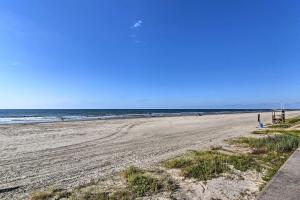 Beachside Galveston Condo with Pool Near Cruise Port