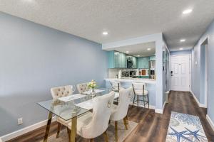 Beachside Galveston Condo with Pool Near Cruise Port