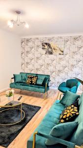 Horse view spacious 4BR Hse sleeps 8 Garden & driveway parking