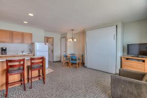 Oceanfront One Bedroom Suite Stunning Views & King Bed