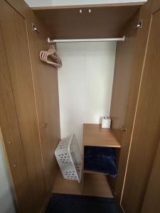 Bromford mere, Solihull - Room & Shared Bathroom Only