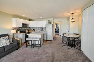 Oceanfront Suite - Sleeps 6 - Beach and Pool Access