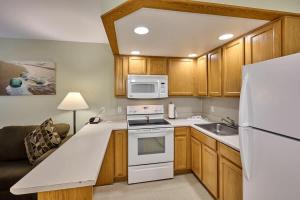 Oceanfront Fireplace Suite - Full Kitchen - Pool & Hot Tub