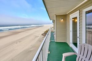 Fireplace Suite With King Bed and Full Kitchen - Pool and Hot Tub Access