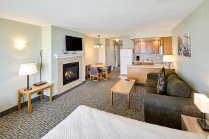 Fireplace Suite With King Bed and Full Kitchen - Pool and Hot Tub Access