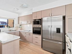 Palm Breeze - Hosted by Burleigh Letting