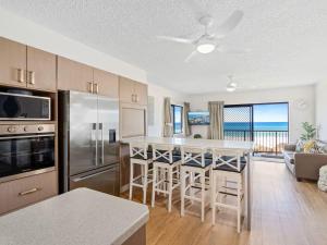 Palm Breeze - Hosted by Burleigh Letting
