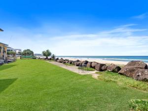 Palm Breeze - Hosted by Burleigh Letting