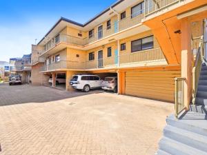 Palm Breeze - Hosted by Burleigh Letting