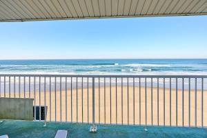 King Suite - Top Floor - Ocean View - Beach Access - Pool & Hot Tub