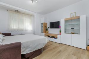 Two-Bedroom Apartment with Balcony room in Apartments with a parking space Omis - 5988