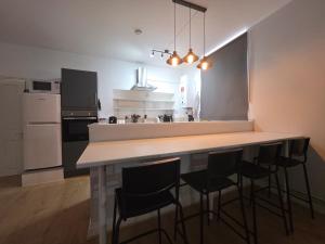 Near South Wimbledon Station, 2BR, Sleep 7, King beds