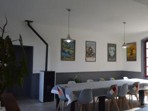 Maisons de vacances Gite 13 pers. dans une ancienne gare avec piscine, jardin clos, terrasse et equipements PMR - FR-1-591-166 : photos des chambres