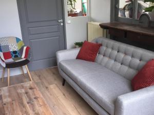 Maisons de vacances Gite 13 pers. dans une ancienne gare avec piscine, jardin clos, terrasse et equipements PMR - FR-1-591-166 : photos des chambres