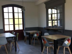 Maisons de vacances Gite 13 pers. dans une ancienne gare avec piscine, jardin clos, terrasse et equipements PMR - FR-1-591-166 : photos des chambres