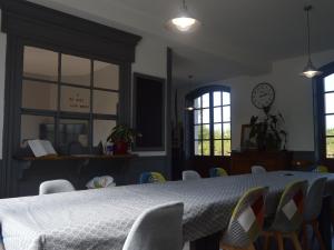 Maisons de vacances Gite 13 pers. dans une ancienne gare avec piscine, jardin clos, terrasse et equipements PMR - FR-1-591-166 : photos des chambres