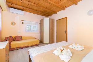 Apartments by the sea Igrane, Makarska - 24626