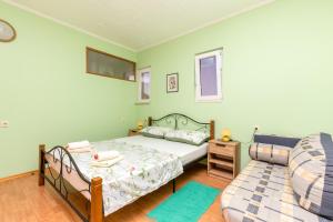 Apartments by the sea Igrane, Makarska - 24626