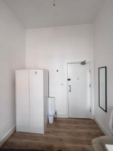 Three bedroom flat by Mornington Crescent