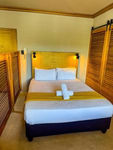 Charming quirky gold accents studio in sea point