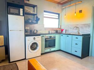 Charming quirky gold accents studio in sea point