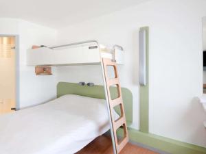 Hotels ibis budget Poitiers Sud : Chambre Triple avec 1 Lit Double et 1 Lit Superposé