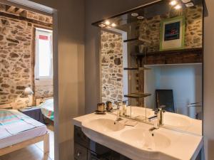 Maisons de vacances Farmhouse in Saint-Priest with Pool & Terrace : photos des chambres