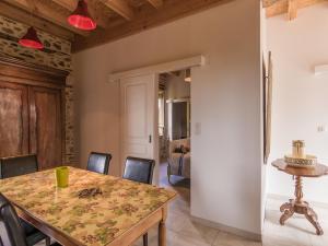 Maisons de vacances Farmhouse in Saint-Priest with Pool & Terrace : photos des chambres