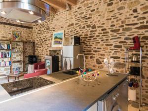 Maisons de vacances Farmhouse in Saint-Priest with Pool & Terrace : photos des chambres