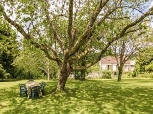 Maisons de vacances Farmhouse in Saint-Priest with Pool & Terrace : photos des chambres