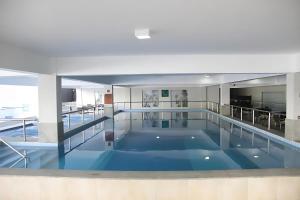 Rio Quente ao lado do Hot Park com diversas piscinas, salão de jogos, restaurante, bar e muito mais!