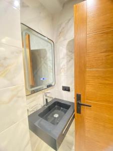 Modern Equipped Central Suite terassa 8