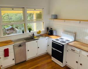 Cozy 4BR Cottage Close to Schools & Shops&Lookout