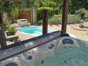 Loft rénové avec piscine privée et spa - Havre de paix en Auvergne - FR-1-489-337