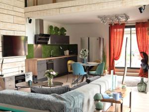 Loft rénové avec piscine privée et spa - Havre de paix en Auvergne - FR-1-489-337