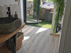 Maisons de vacances Loft cosy avec piscine et spa, a 10 min de Vichy, proche golf et nature - FR-1-489-337 : photos des chambres
