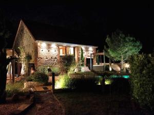 Maisons de vacances Loft cosy avec piscine et spa, a 10 min de Vichy, proche golf et nature - FR-1-489-337 : photos des chambres