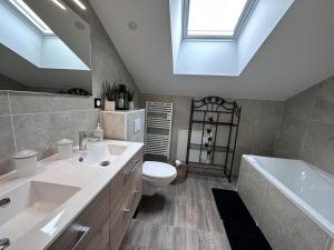Maisons de vacances Gite cosy avec spa, activites et ferme a visiter, proche randonnees et attractions locales - FR-1-489-467 : photos des chambres