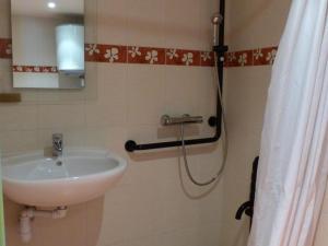 Maisons de vacances Maison de bourg cosy avec jardin clos, proche Le Pal, tout confort pour 10 pers., draps inclus - FR-1-489-109 : photos des chambres