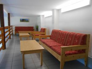 Maisons de vacances Retraite en Montagne Bourbonnaise: Gite Convivial pour 14 Pers., Proche Loisirs et Nature - FR-1-489-343 : photos des chambres